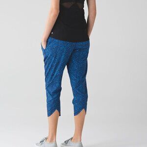 Lululemon Tranquil Crop 22" - 8 Samba Snake Kayak Blue Hero Blue